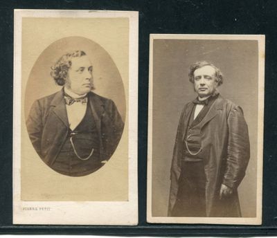 deux vieilles photos en noir et blanc représentant deux hommes en tenue de cérémonie