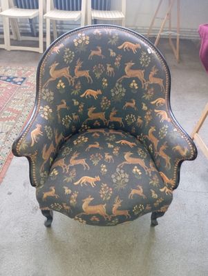 une chaise qui se trouve au milieu d'une pièce