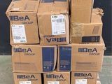 des boîtes empilées les unes sur les autres devant un mur noir