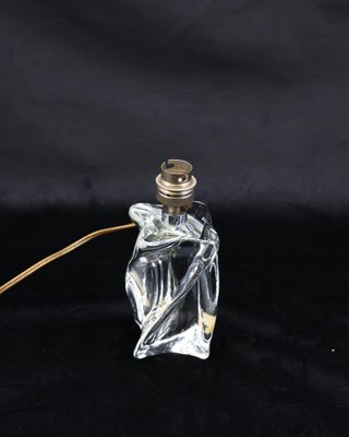 SAINT-LOUIS - Pied de lampe en cristal moulé et torsadé.
