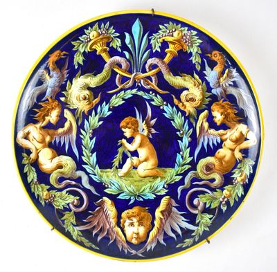 une assiette bleue ornée d'un motif représentant des animaux et des oiseaux