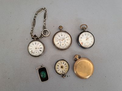 de nombreux types de montres de poche sur la table