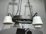 un lustre à trois lampes suspendu au plafond