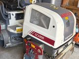 une petite machine qui se trouve dans un garage