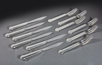 toutes ces fourchettes et ces couteaux qui sont posés sur la table