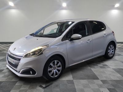 la voiture argentée est garée sur un carrelage à carreaux