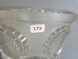 un vase en verre sur lequel figure un numéro sur le côté