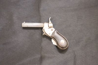 un petit couteau posé sur un morceau de tissu