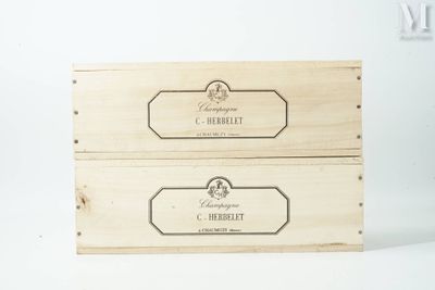 deux boîtes en bois portant des étiquettes, posées sur une table