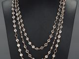 un collier en argent et perles de verre, présenté sur un mannequin