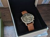 une boîte avec une montre à l'intérieur sur une table