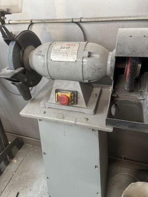 une machine posée sur une table dans une pièce