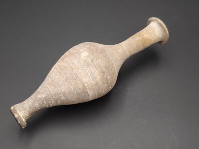 un petit vase posé sur une table