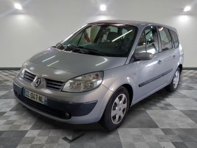 la photo d'une voiture argentée garée dans un garage