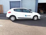 une voiture blanche garée devant un bâtiment