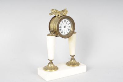 petite pendule portique en albatre et laiton doré. Style Lou…