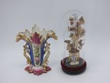 deux vases contenant des fleurs, posés sur une table