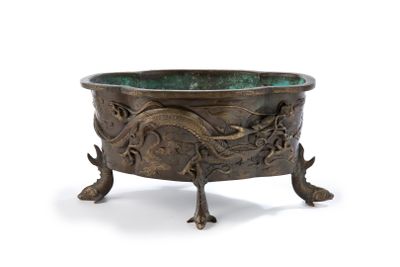 un vieux bol en bronze orné d'un motif de dragon