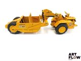 deux engins de chantier miniatures posés l'un à côté de l'autre