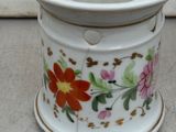 un vase blanc orné d'un motif floral