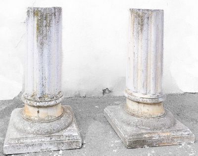 Paire de colonnes de jardin en ciment patiné
