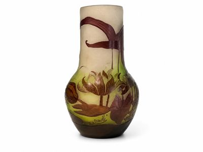un vase avec un tableau posé sur une table