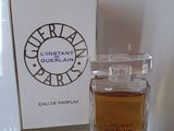 un flacon de parfum posé sur une table à côté d'une boîte