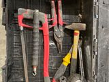 une boîte contenant des outils, posée par terre
