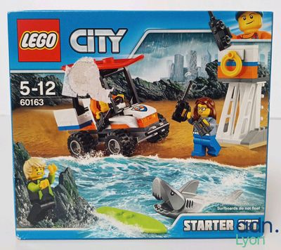 une boîte contenant un ensemble Lego City, posée sur une table
