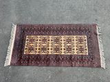 un tapis orné d'un motif marron et noir