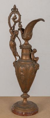 Importante aiguière en régule patiné à décor de vestale et d…