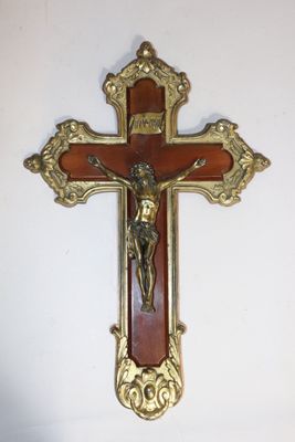 Crucifix en laiton et bois - Photo 1