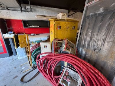 Lot important d'armoires de boitiers électriques de chantier - Photo 1