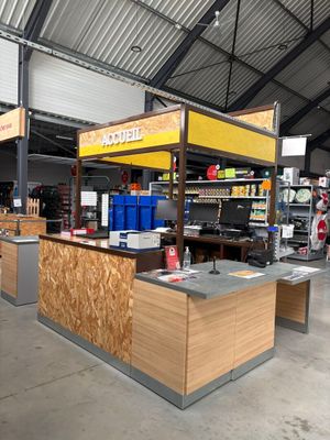 une photo d'un magasin rempli d'articles