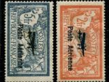 quatre timbres différents, de couleurs et de tailles variées, sur fond noir