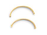 une paire de boucles d'oreilles en or sur fond blanc