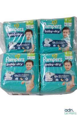 quatre paquets de couches Pampers Baby Dry empilés les uns sur les autres