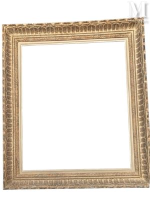 un cadre photo en vieil or sur fond blanc