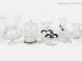 un grand nombre de vases en verre posés sur une table
