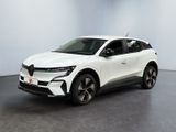 Une voiture blanche est garée dans une pièce au sol noir.