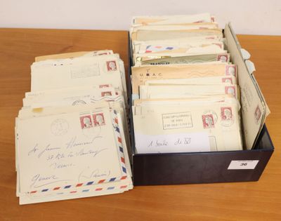 1 boite avec env. 500 à 600 enveloppes affranchies avec timb…