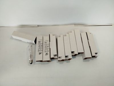 beaucoup de boîtes blanches posées sur une table