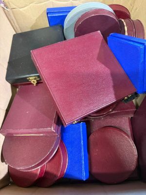de nombreux bagages dans un carton