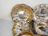 beaucoup de plats en argent sur une table blanche