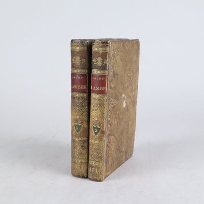 deux vieux livres posés l'un sur l'autre sur une surface blanche