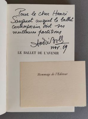 un gros plan sur un livre comportant des notes manuscrites et un bout de papier sur lequel sont écrites des notes