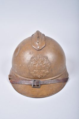 un vieux casque de pompier sur fond blanc