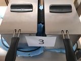 deux friteuses posées sur une table