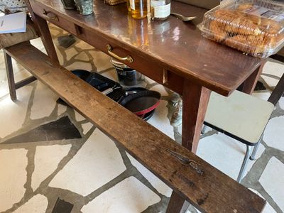 une table en bois avec un banc en bois à côté