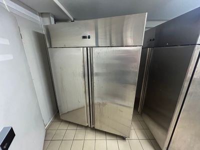deux réfrigérateurs en acier inoxydable dans un coin de la cuisine